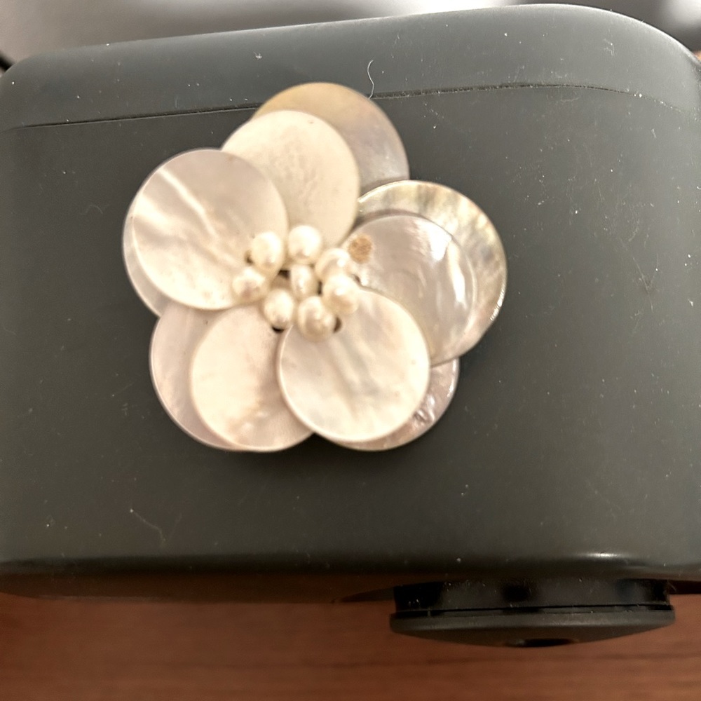 Lovely Natural Seashell Brooch with Mini Pearls